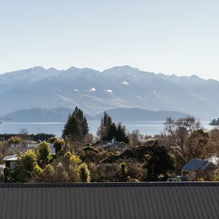 Wanaka Lake Walk To Town, Lake & Mountain Views